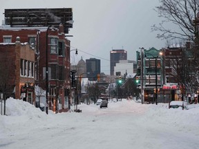 2022 年 12 月 27 日火曜日、ニューヨーク州バッファローでは多くの主要道路が一晩で除雪されました。