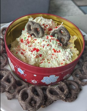 Candycane cream cheese dip – Tre Stelle