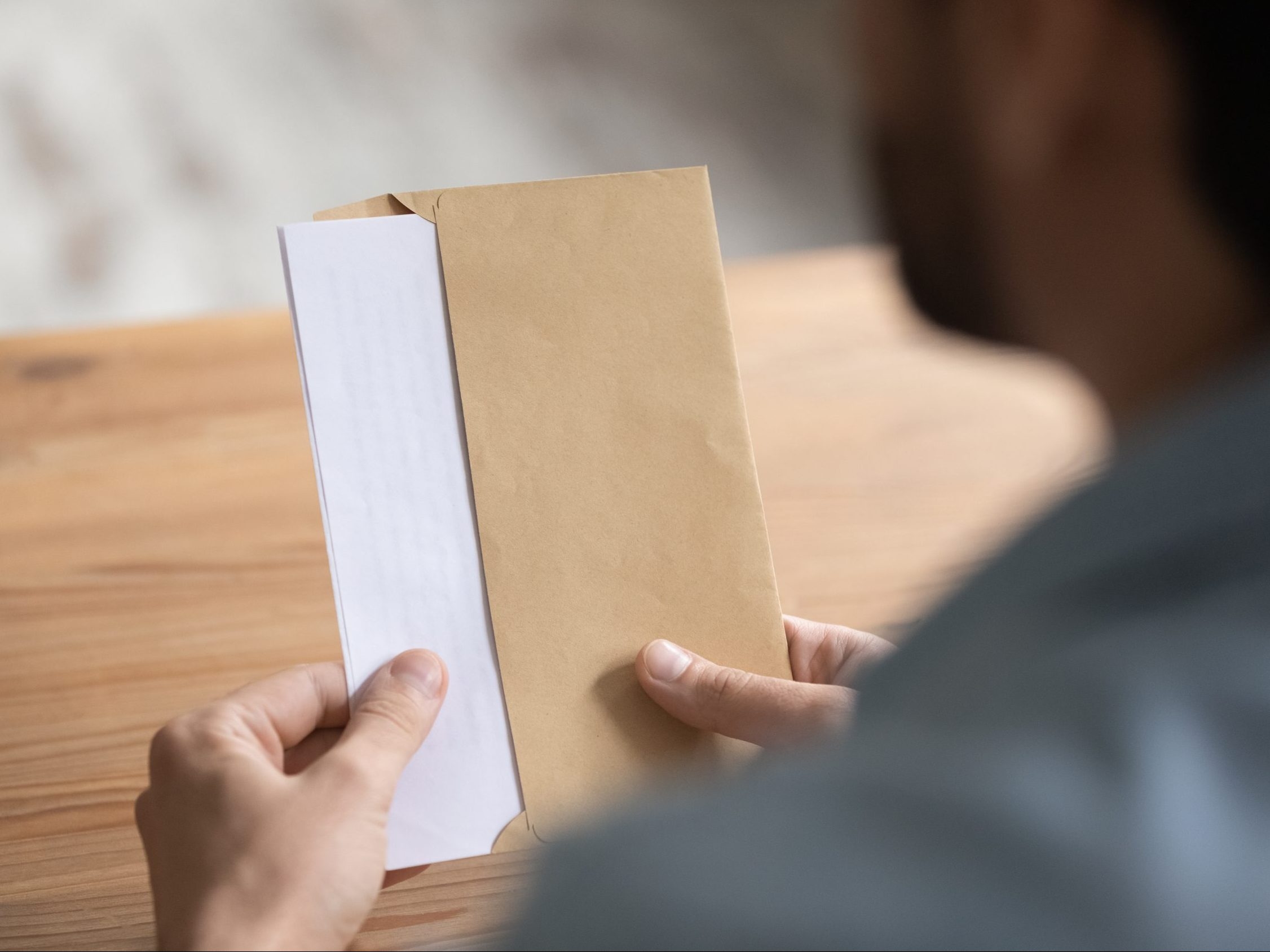 Сложенная бумага. Баннер рулон печать. Укрепитель на стене бумага. Селфи с листком бумаги в руках. Лист бумаги.