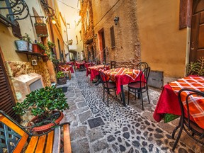 Tavoli e sedie rustici di Trattoria in Sardegna, Italia