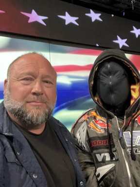 Alex Jones e Kanye West vistos na quinta-feira, 1º de dezembro.