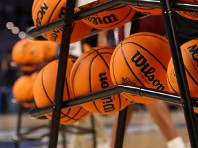 Ballons De Basket Sur Un Rack.  Kevin Jairaj - Usa Today Sports