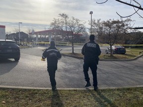 Bei einer Schießerei in einer Tankstelle in Mississauga ist am Samstagabend eine 21-jährige Frau getötet worden. Die Beamten fanden das Opfer, nachdem sie zur Tankstelle in der Creditview-Britannia Rds gerufen worden waren. Bereich gegen 22:40 Uhr, laut Peel Regional Police.