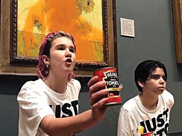 Los manifestantes de Just Stop Oil pegaron sus manos a una pared después de arrojar sopa de tomate con crema a una pintura de Vincent van Gogh, 'Girasoles', en la Galería Nacional de Londres, Inglaterra, el 14 de octubre de 2022.