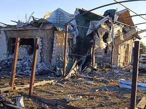 Auf diesem Foto, das von der Militärverwaltung der Region Saporischschja zur Verfügung gestellt wurde, sind ein beschädigtes Gebäude und ein Auto nach einem russischen Angriff im Dorf Novosofiivka in der Region Saporischschja, Ukraine, am Montag, 5. Dezember 2022, zu sehen.