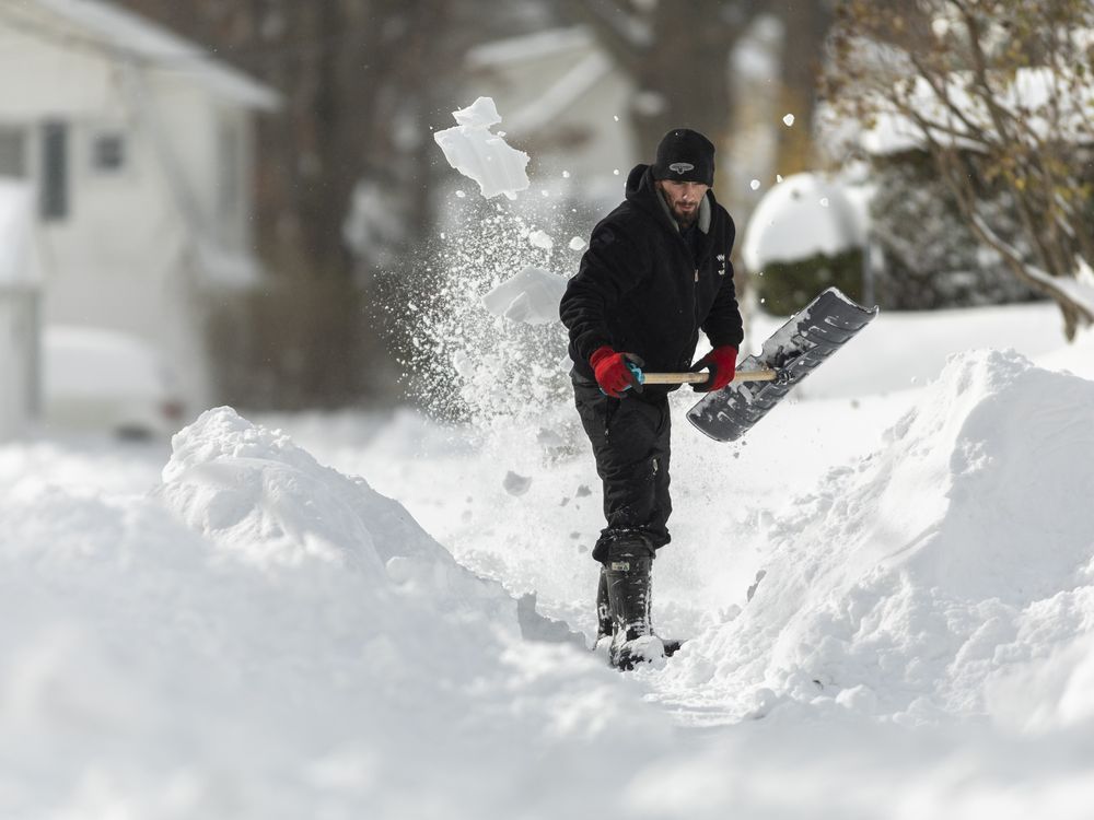 Snow Falls In Southern Ontario As Storm Set To Make For Messy Commute ...