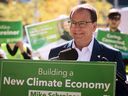 Le chef du Parti vert de l'Ontario, Mike Schreiner, sourit alors que les partisans applaudissent lors d'une conférence de presse à Bloor-Bedford Parkette à Toronto dans le cadre de sa tournée électorale, le mardi 17 mai 2022.  