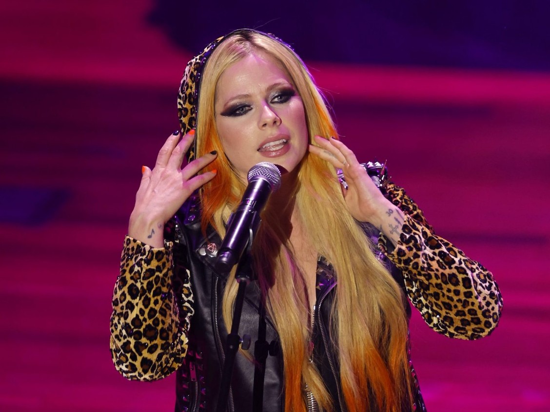 Avril Lavigne performs