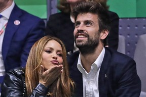 La cantante colombiana Shakira lanza un beso junto a su exmarido, el futbolista del Barcelona Gerard Piqué, mientras ve la final de la Copa Davis en Madrid, España, el 24 de noviembre de 2019.