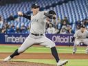 Le lanceur de relève des Yankees de New York Chad Green (57) lance lors de la neuvième manche de la MLB contre les Blue Jays de Toronto à Toronto le lundi 2 mai 2022. Green a signé un contrat de deux ans avec les Blue Jays.  Les Blue Jays ont annoncé mardi le contrat de 8,5 millions de dollars américains.