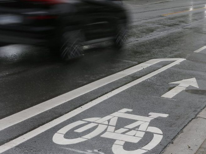 自行车道在拥堵交通中“严重影响”救护车行驶：多伦多医护工会