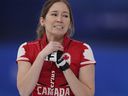 Die Kanadierin Kaitlyn Lawes reagiert, nachdem sie bei den Olympischen Winterspielen in Peking am Mittwoch, den 16. Februar 2022, in Peking während eines Curling-Spiels der Frauen gegen die Vereinigten Staaten einen Stein geworfen hat.
