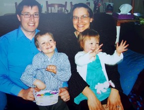 Am 31. Januar 2021 fuhr Susan Lodge ihre drei Kinder vom Langlaufen nach Hause, als ihr Van von dem Teenager aus Cambridge angefahren wurde, der an einem klaren Tag über ein Stoppschild fuhr. Evan, 12, starb am Tatort und Amanda, 10, starb später im Krankenhaus. Ihre Tochter Alyssa, 9, wurde verletzt, überlebte aber. MITGELIEFERTES FAMILIENFOTO