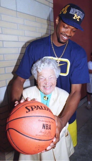 Carlos Rogers of the Toronto Raptors and Mississauga Mayor Hazel McCallion ham it up at a hospital Charity fundraiser in the mid-1990s. (Bill Sandford/Toronto Sun)