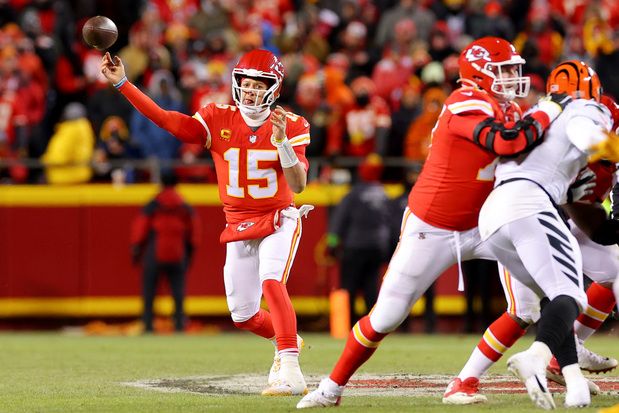 Bengals quarterback Joe Burrow hobbles off field in Super Bowl