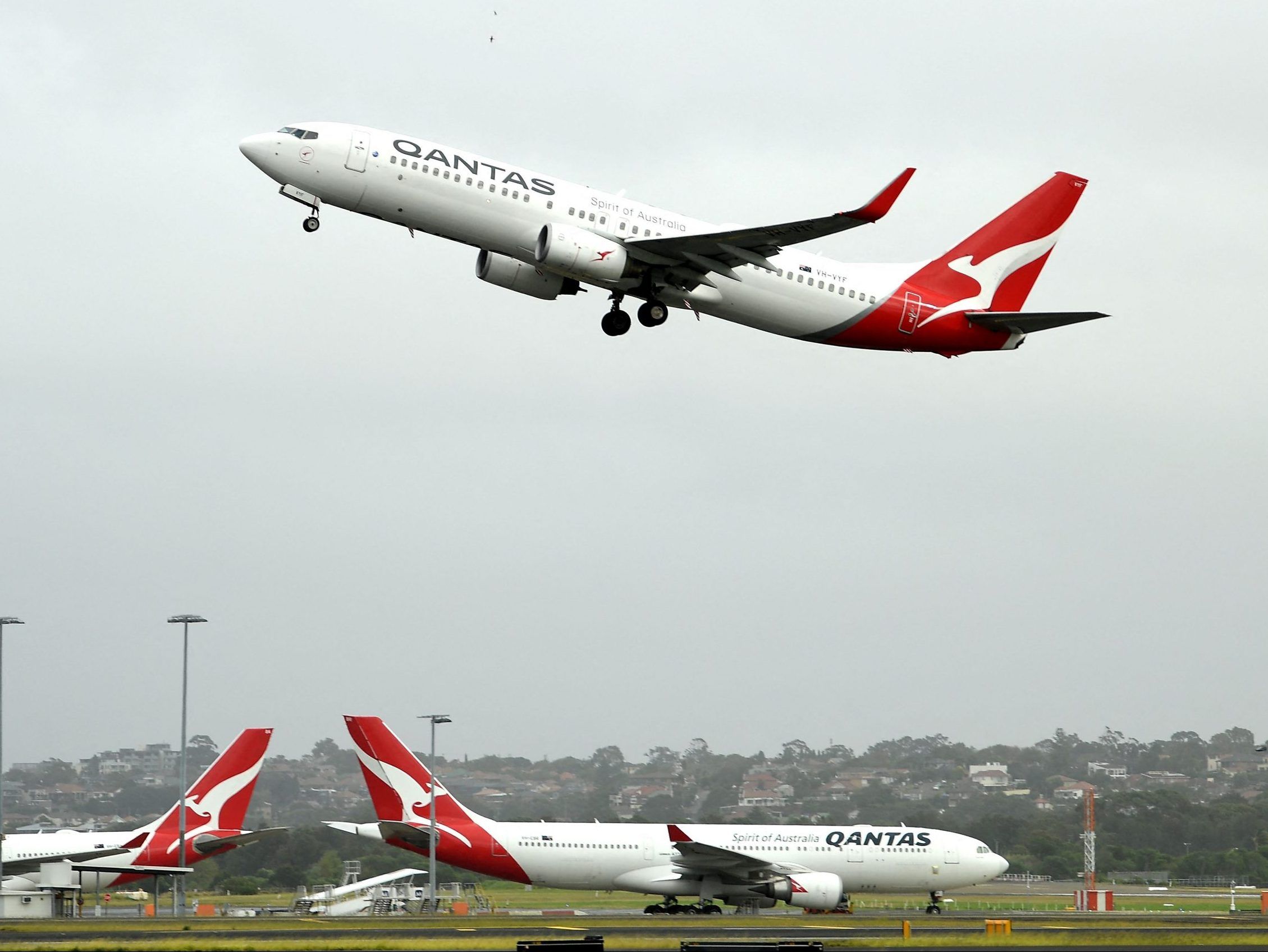 Qantas plane lands safely in Sydney after mayday call made over ocean ...