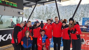 Šefpavārs Džeids Bergs (trešais no labās) tiekas ar Kanādas Nacionālās bobsleja komandas dalībniekiem.  (Brūkas Abčrumas fotoattēls)