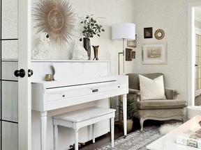 To accentuate the vintage style of the piano, a coat of Linen White chalked paint was used to create the perfect finish and give it a rustic distressed look. A chalked topcoat was applied to protect it and give it a velvety feel.