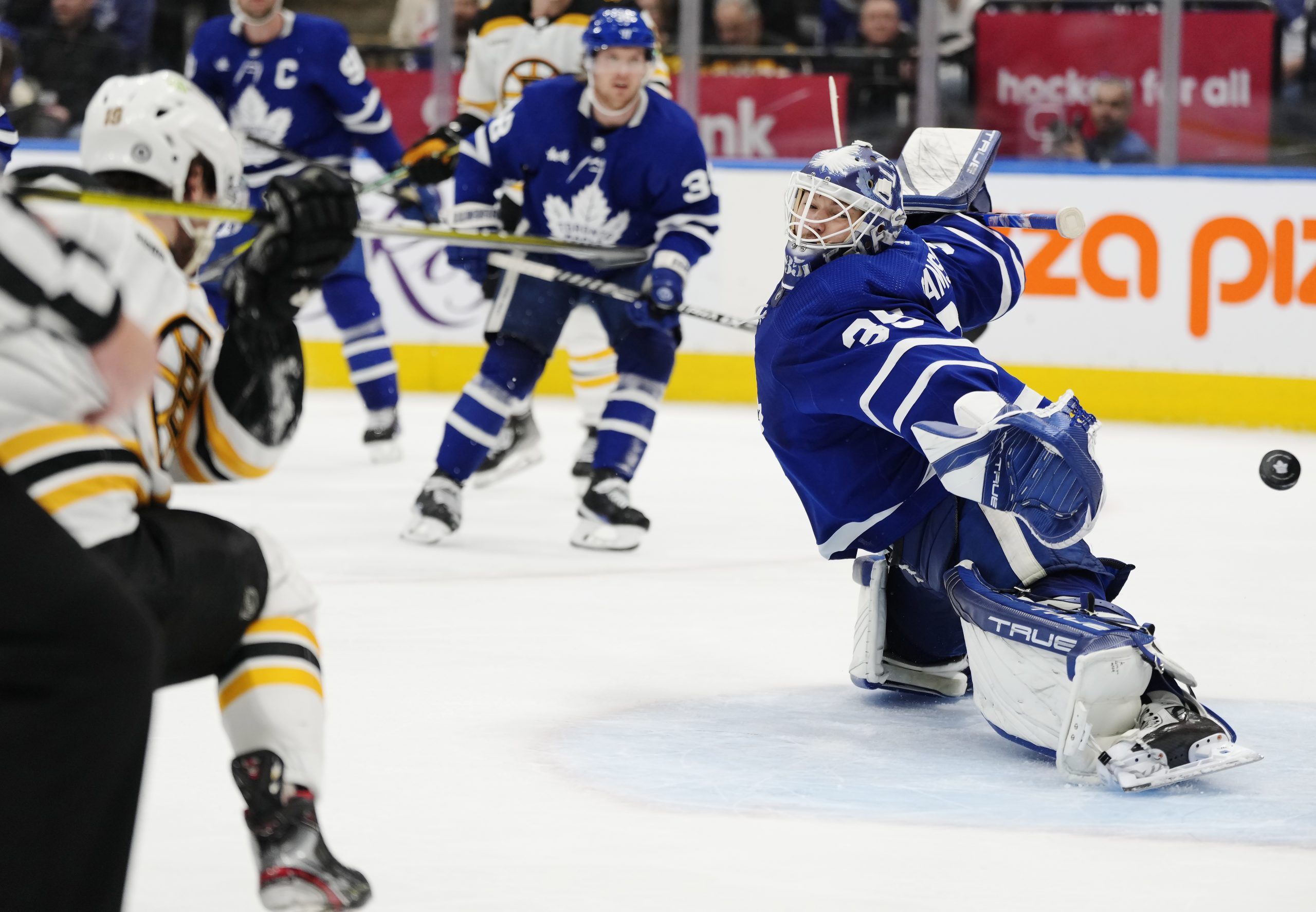 Grzelcyk breaks late tie, Bruins beat Maple Leafs