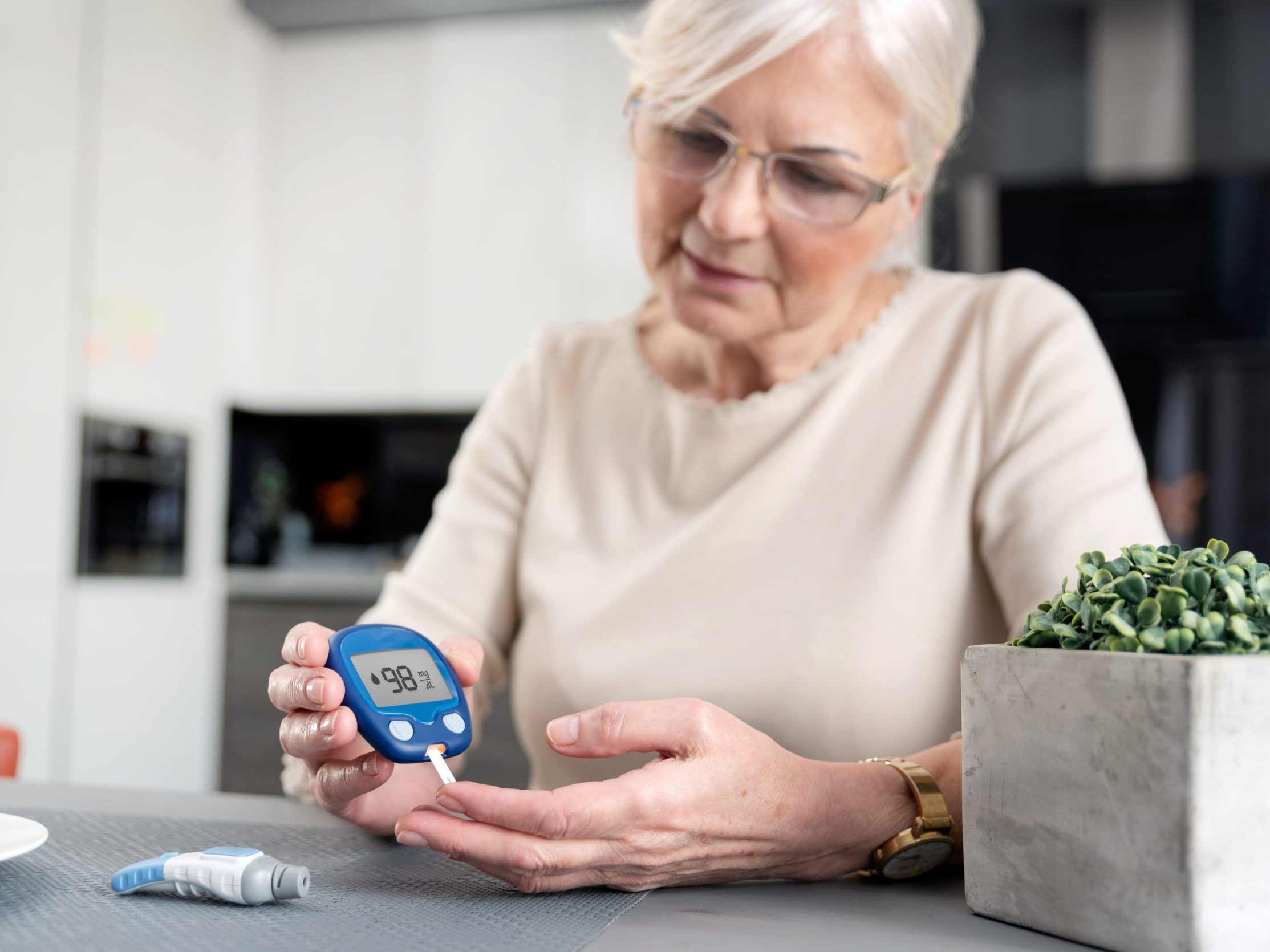 A diabetic friend's condition has her pal worried.