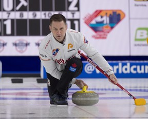 Der kanadische Skispringer Brad Gushue, der 2022 Olympia-Bronze und Weltmeister-Silber gewann, sagte, es sei egal, woher ein Hochleistungsregisseur komme, solange er oder sie für den Job qualifiziert sei.