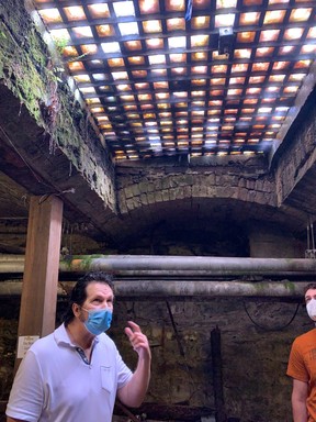 Guide Shane regales subterranean tales during Bill Speidel’s Underground Tour in Seattle. Lance Hornby/Toronto Sun
