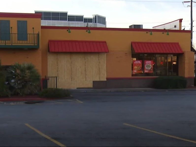 Woman Crashes Into Popeyes Because Order Was Missing Biscuits Toronto Sun   Popeyes Boarded Up E1677524544866 