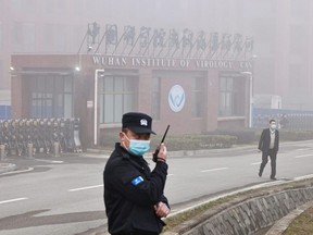 La Chine exhortée à publier toutes les données liées au COVID après de nouvelles recherches 2 Le personnel de sécurité se tient devant l'Institut de virologie de Wuhan alors que des membres de l'équipe de l'Organisation mondiale de la santé chargée d'enquêter sur les origines du COVID-19 arrivent pour une visite, à Wuhan, en Chine, le 3 février 2021.