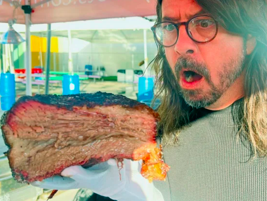 Foo Fighters’ Dave Grohl barbecues dinner for homeless people during L.A. storm