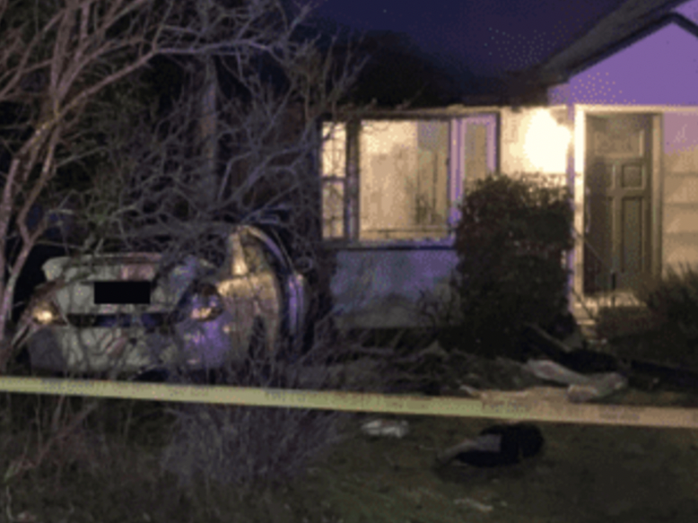 Man foils kidnapping by popping out of trunk when kidnappers crash car into house