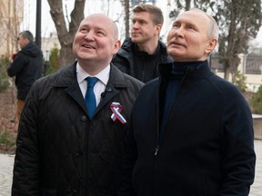 Face à un mandat d'arrêt, le Russe Vladimir Poutine se rend en Crimée annexée 2 Le président russe Vladimir Poutine, à droite, et le gouverneur de Sébastopol Mikhail Razvozhayev, à gauche, visitez le musée d'état-préserver