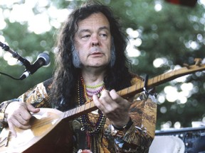 David Lindley performs at the Shoreline Ampitheatre in New Orleans on June 20th 1998.