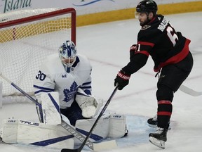 Les Maple Leafs repoussent le rassemblement tardif des Sénateurs pour gagner 5-4 en fusillade 2 Le centre des Sénateurs d'Ottawa Derick Brassard ne réussit pas à déjouer le gardien des Maple Leafs de Toronto Matt Murray lors de la première période de la LNH à Ottawa, le samedi 18 mars 2023.