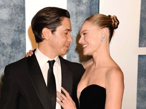 Justin Long and Kate Bosworth are pictured at the 2023 Vanity Fair Oscar Party.