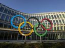 Een weergave toont de Olympische ringen voor het Olympisch Huis, het hoofdkantoor van het Internationaal Olympisch Comité, tijdens een vergadering van de Raad van Bestuur van het Internationaal Olympisch Comité (IOC), in Lausanne, Zwitserland, 28 maart 2023.  