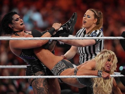 Eve Wwe Diva Sex Videos - Canadians Owens, Zayn take down The Bloodline at WrestleMania 39 | Toronto  Sun