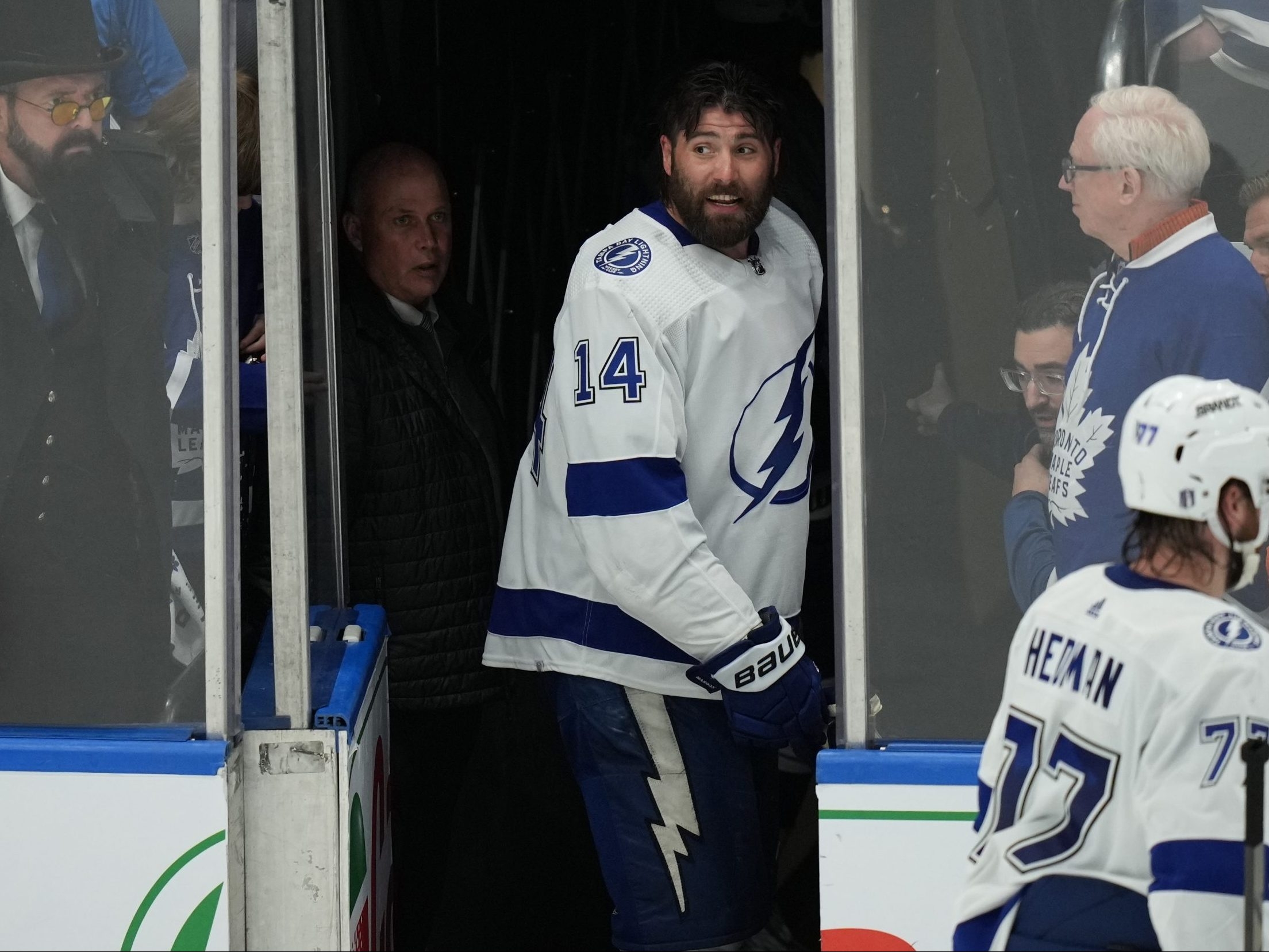 Lightning sign forward, Pat Maroon