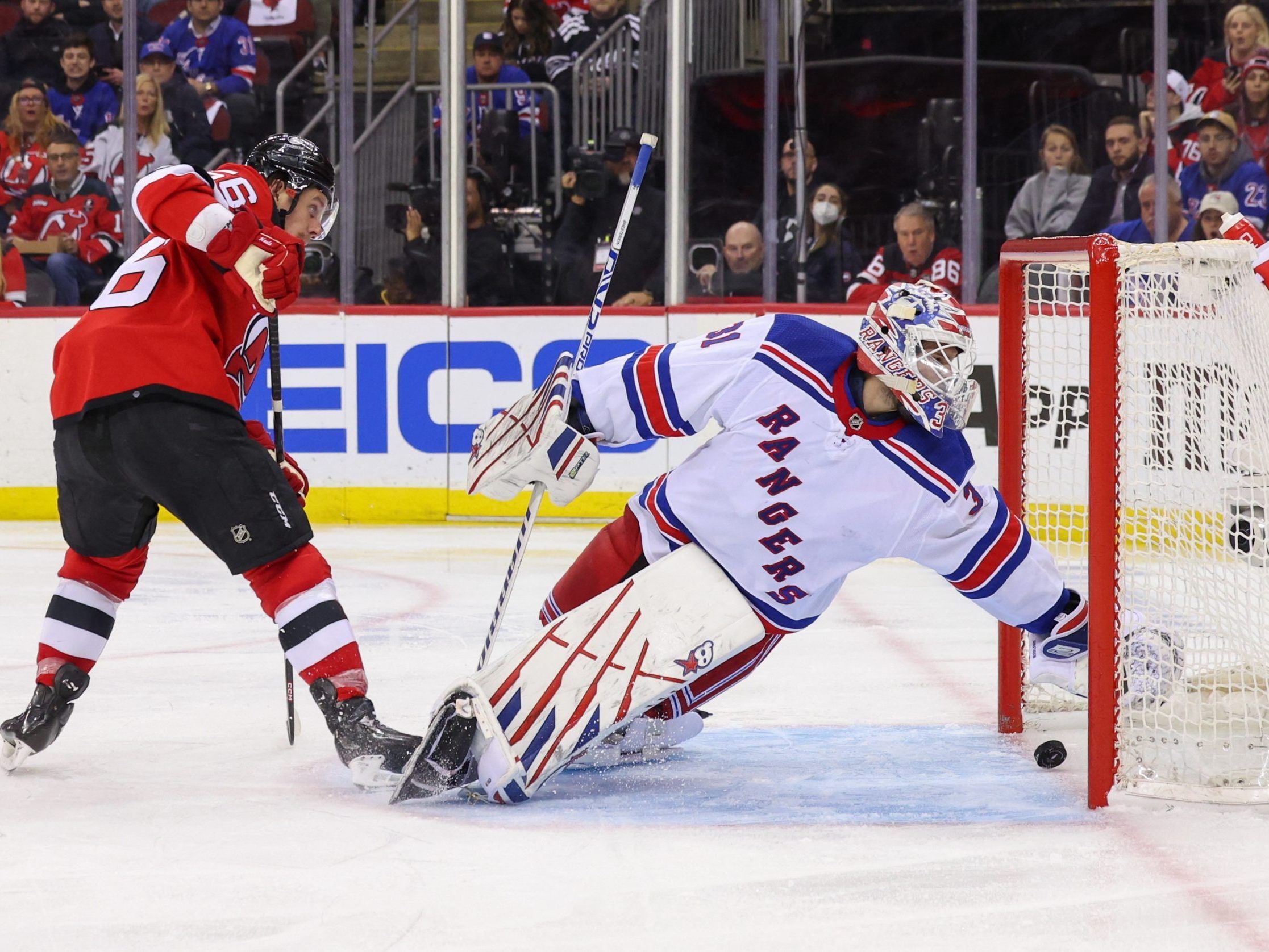 Dawson Mercer shorthanded 3-0 Devils. Rangers backs are against