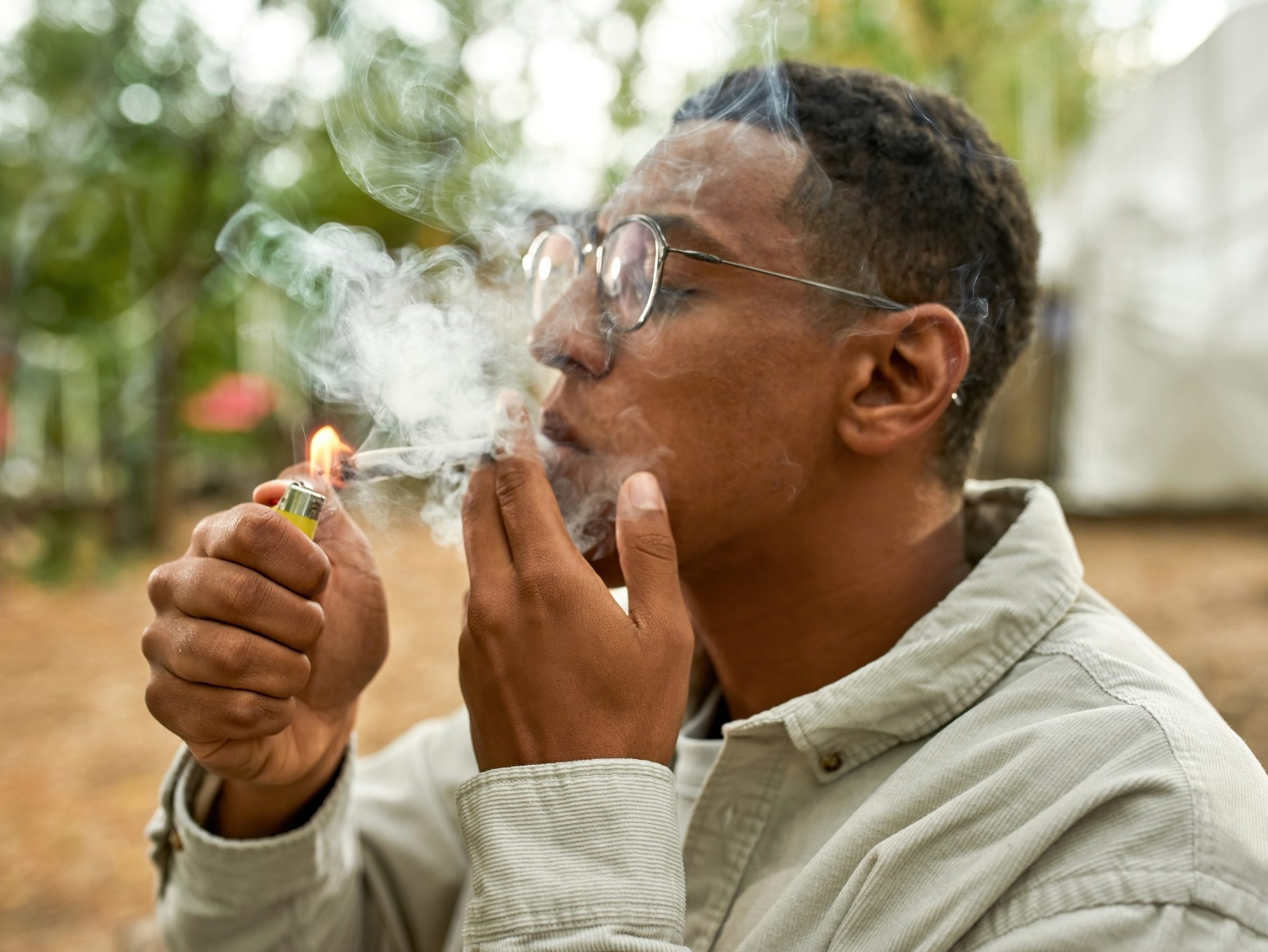 DEAR ABBY: Recovering addict seen smoking weed on camera | Toronto Sun