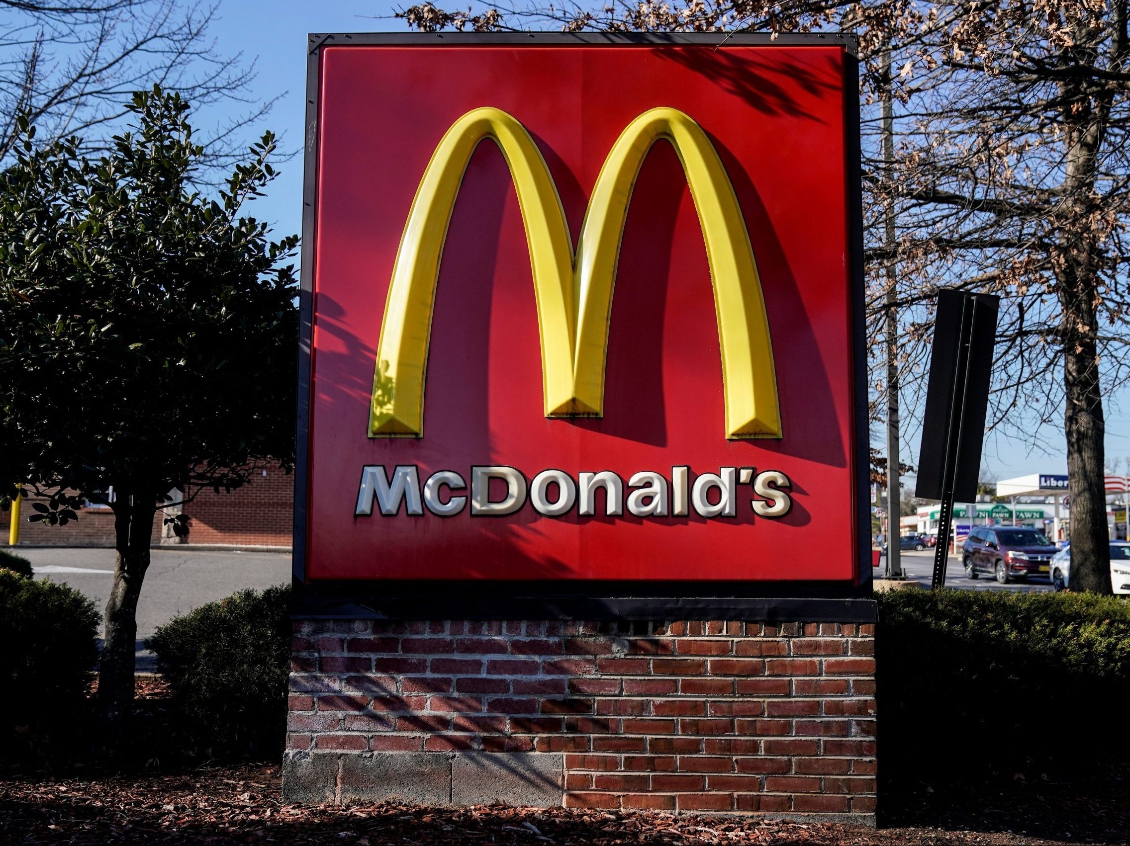 McDonald’s cierra temporalmente sus oficinas en EE. UU. y prepara avisos de despido: informe