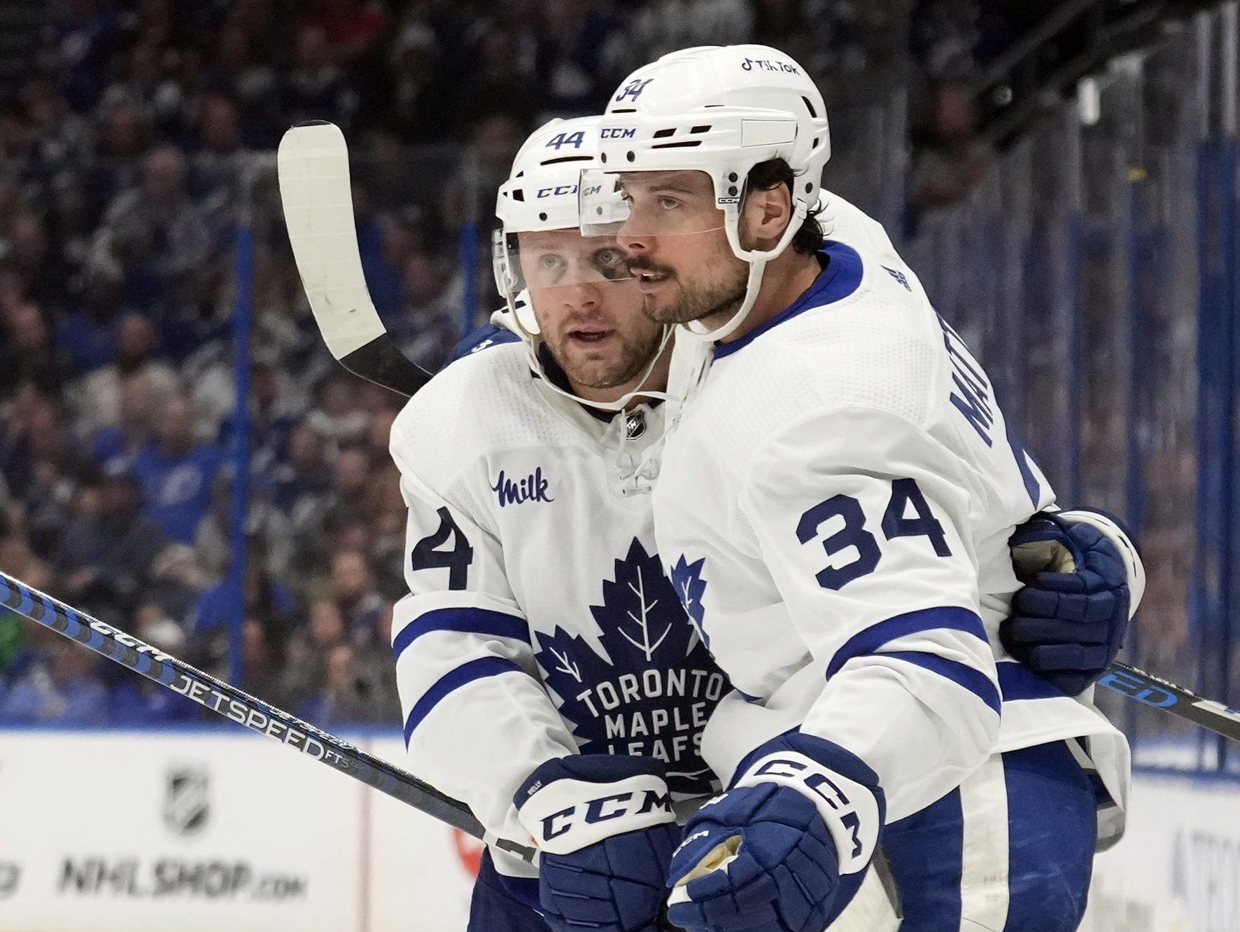 Matthews' hat trick helps Maple Leafs open season with shootout