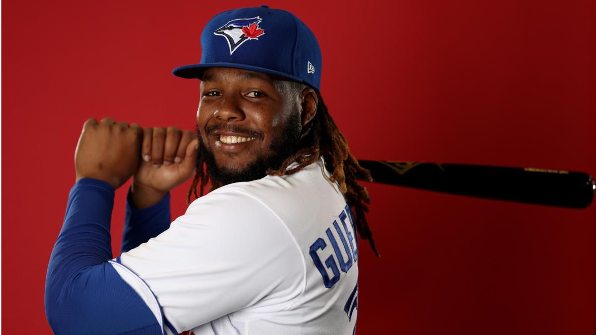 Vladimir Guerrero Jr. signs for excited fan