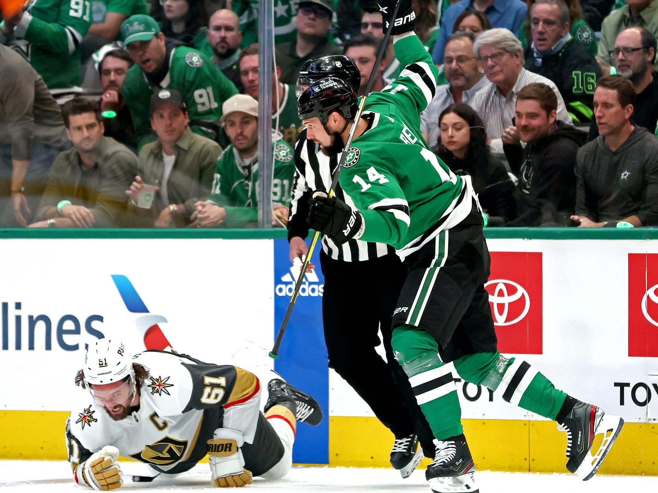 Jamie Benn is forced to sit on a barstool instead of the bench due to  T-Mobile arena's bench layout. : r/hockey