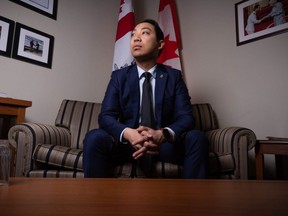 El diputado independiente Kevin Vuong (Spadina-Fort York) en su oficina en Ottawa, el jueves 23 de marzo de 2023.