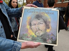 Hundreds of Gordon Lightfoot’s fans joined his closest family, friends and bandmates on Sunday at a public visitation in his hometown.
