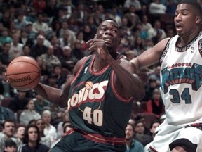 Seattle Supersonics forward Shawn Kemp drives past Vancouver Grizzlies Anthony Avent during NBA action in Vancouver Sunday afternoon.