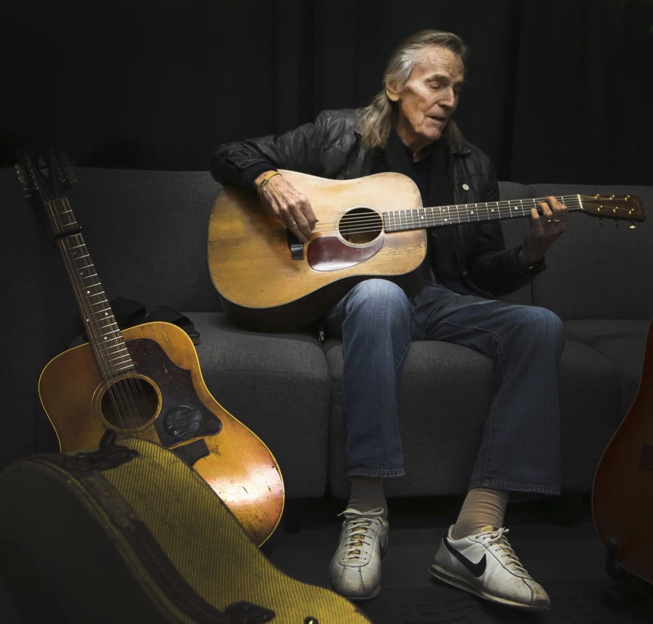 Gordon Lightfoot in dressing room before a show in Oshawa tunes his guitars to perfection --- Veronica Henri photo