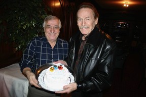 Su amigo cercano George Bigliardi hizo un pastel especial para el cumpleaños número 75 de Gordon Lightfoot