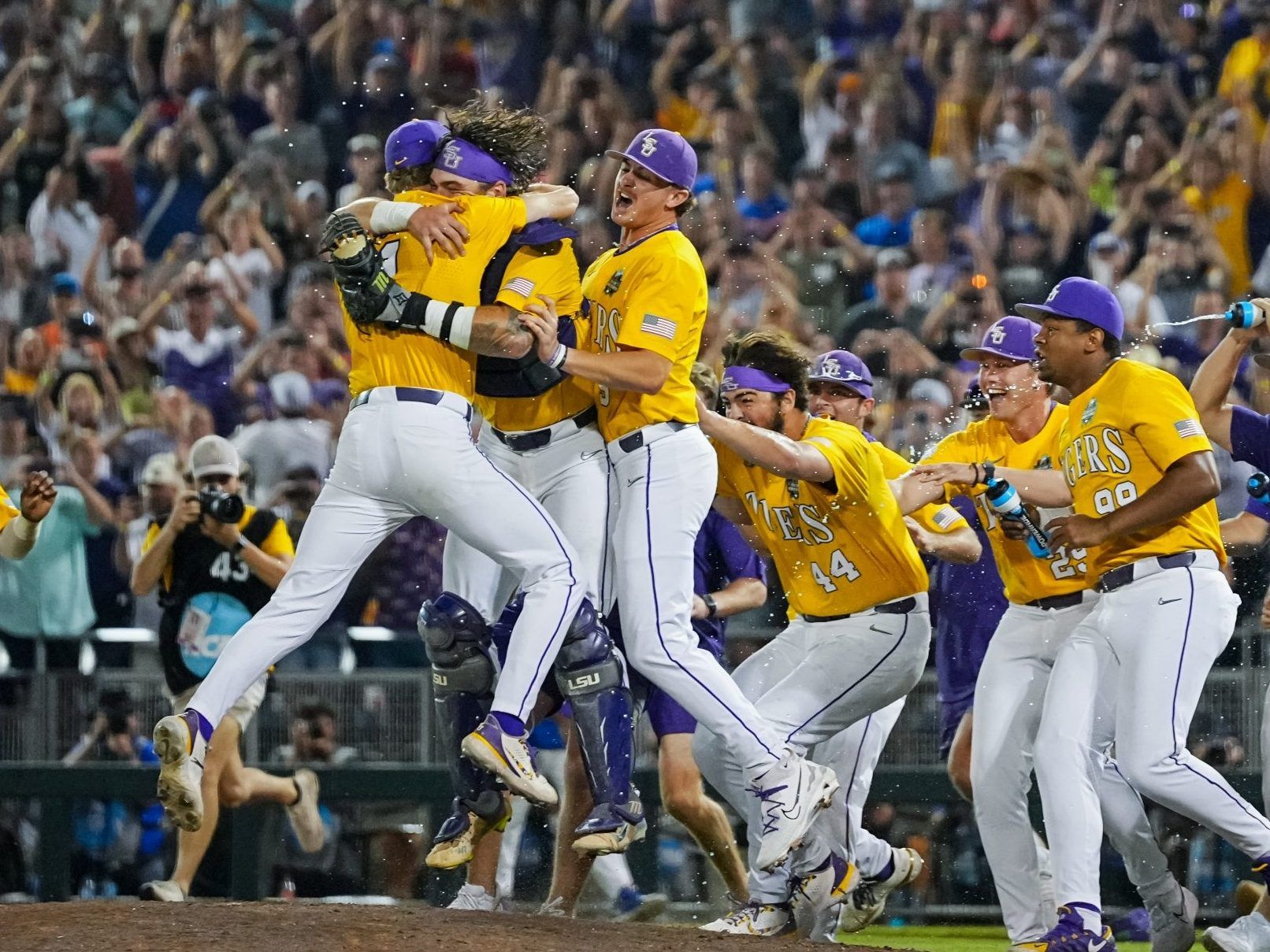 LSU wins first College World Series title since 2009, beating Florida