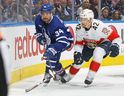 Le centre des Maple Leafs Auston Matthews, à gauche, combat Gustav Forsling des Panthers de la Floride lors du deuxième match d'une série de deuxième ronde au Scotiabank Arena le 4 mai 2023 à Toronto.  Travailler sur un nouveau contrat pour Matthews figurera en tête de la liste des choses à faire des Buds dans les semaines à venir.